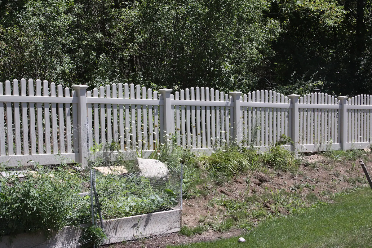 Read more about the article How To Fix Gap Under Fence