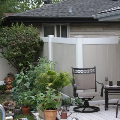 vinyl privacy fence next to patio