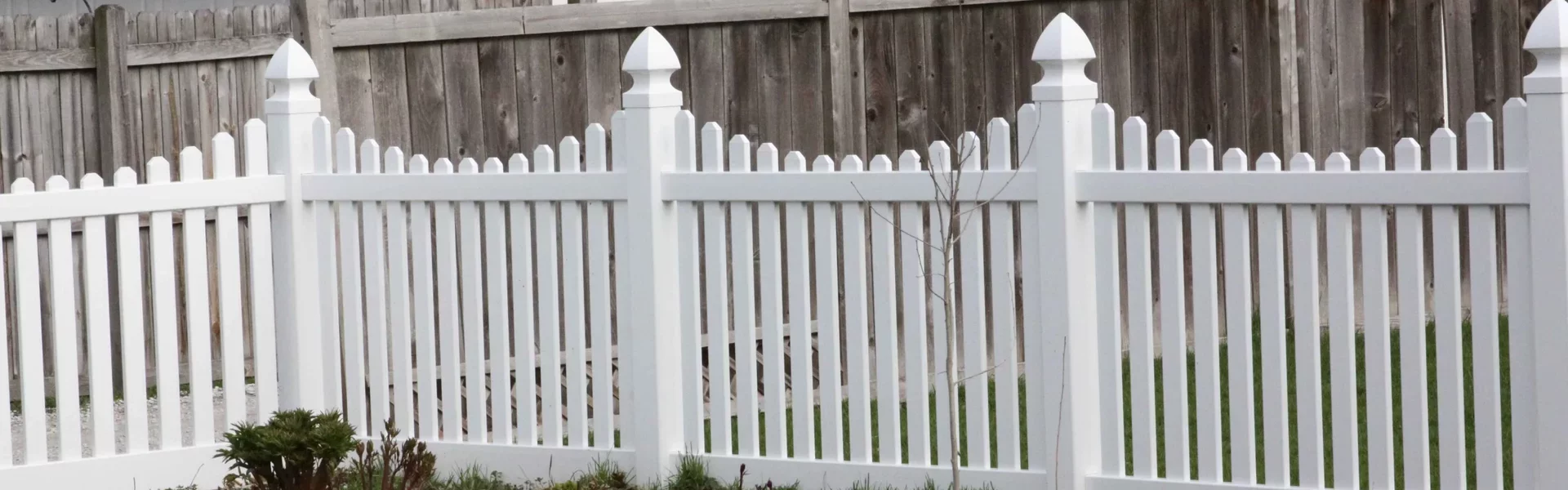 white vinyl fence wrapped around yard