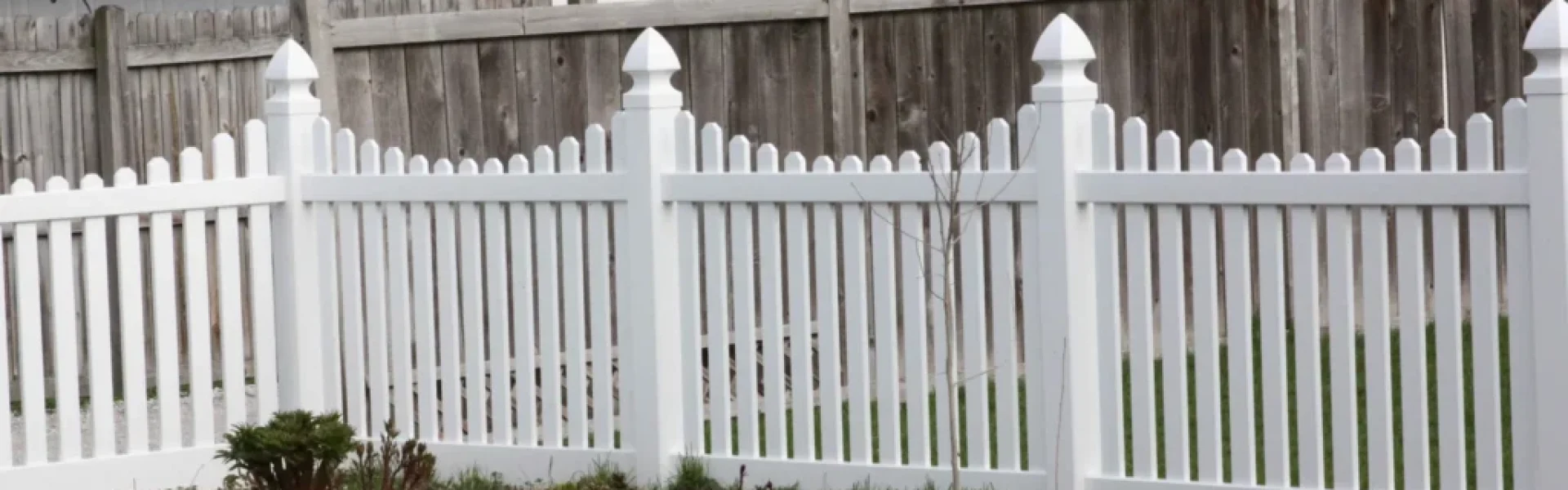 white vinyl fence wrapped around yard